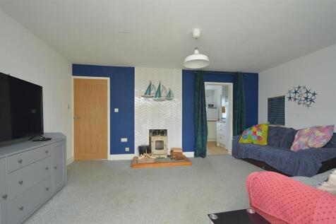resizedLounge1.jpg