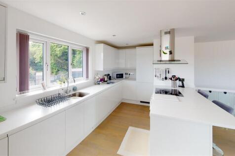2-Wishing-Well-Close-Kitchen.jpg