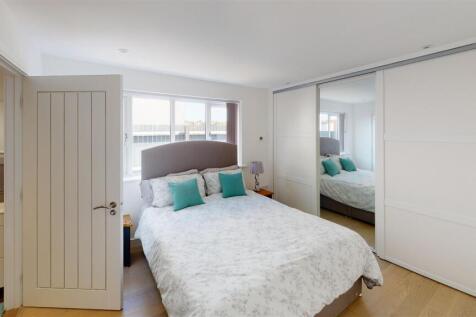 2-Wishing-Well-Close-Bedroom (1).jpg