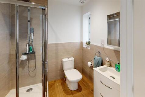 2-Wishing-Well-Close-Bathroom (1).jpg