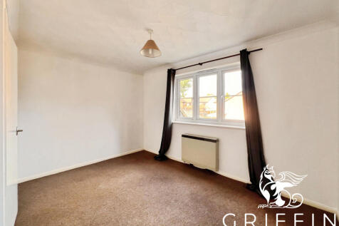 cb95f768bedroom2
