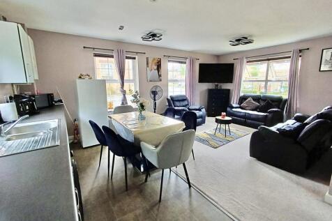 Lounge/Dining Area