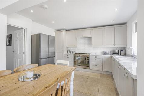Kitchen/ Dining Room