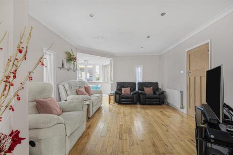 Lounge / Breakfast Room