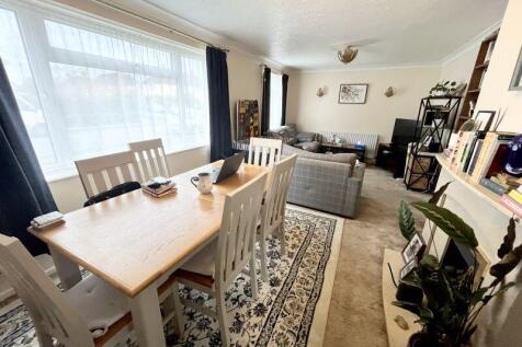 LOUNGE/ DINER