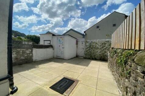 5 queen, rear patio.jpeg