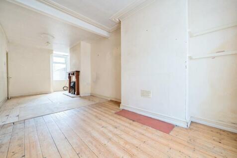 LOUNGE /DINING ROOM
