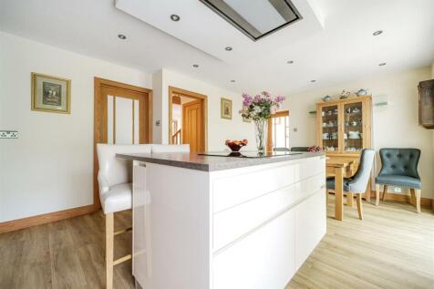 KITCHEN/DINING AREA