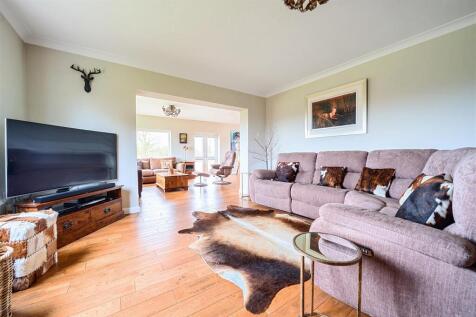 LARGE FAMILY ROOM