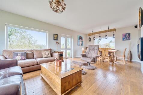 LARGE FAMILY ROOM