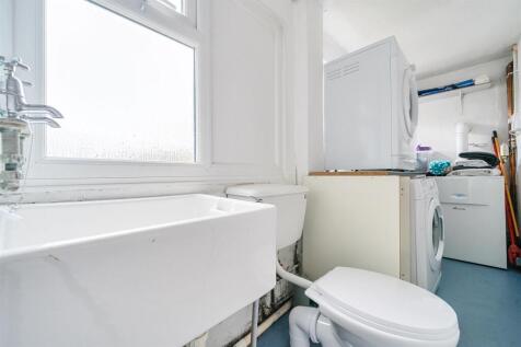 CLOAKROOM/UTILITY