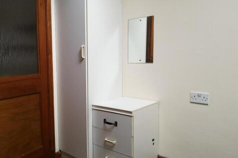 SINGLE BEDROOM