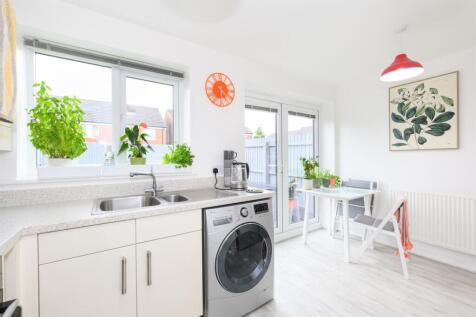 KITCHEN / DINING ROOM