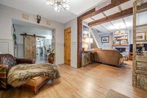 OPEN PLAN LOUNGE