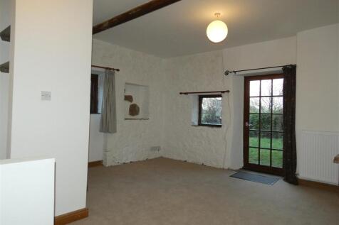 LOUNGE/DINING AREA