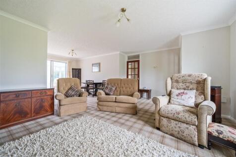 LOUNGE / DINING ROOM