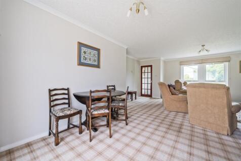 LOUNGE / DINING ROOM