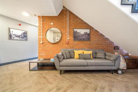 COMMUNAL ENTRANCE HALL