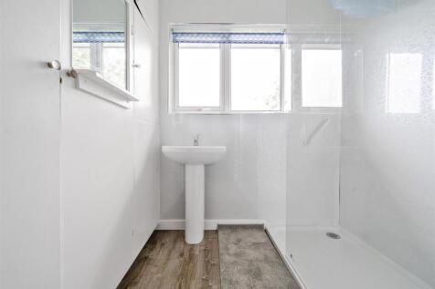 SECOND SHOWER ROOM