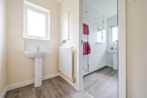 SECOND SHOWER ROOM