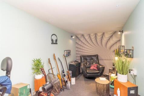 005-137 Whitehouse Avenue.jpg