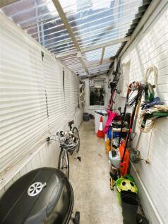 121 Imperial Avenue leanto.jpeg