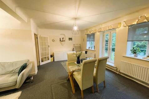 6 maycroft court lounge 3.jpeg