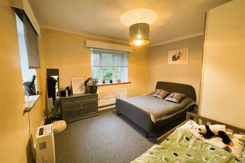 6 maycroft court bedroom.jpeg