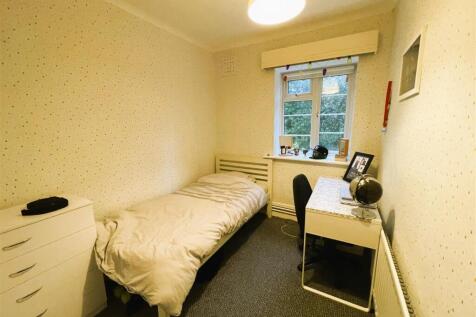 6 maycroft court bedroom 2.jpeg