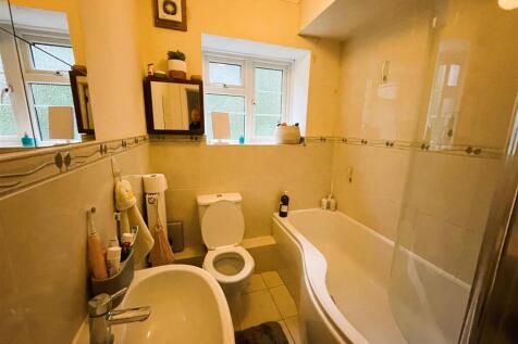 6 maycroft court bathroom.jpeg