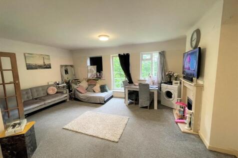 10 maycroft court lounge 2.JPG