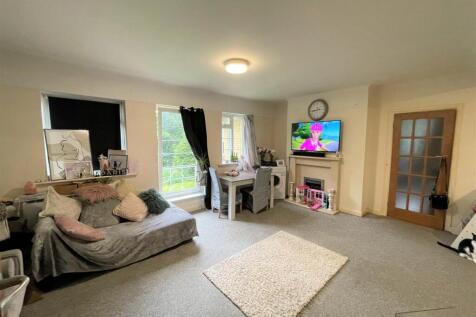 10 maycroft court lounge 1.JPG