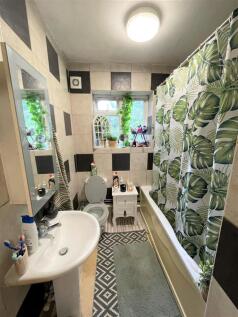 10 maycroft court bathroom.JPG