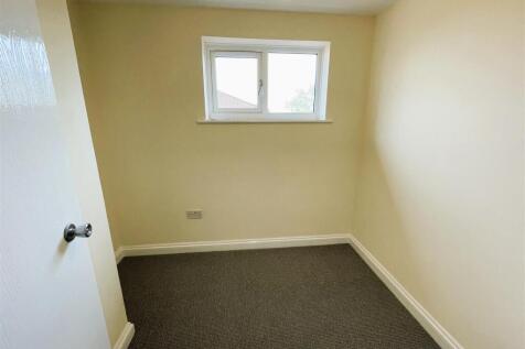 14 grove mews bedroom 2.jpeg