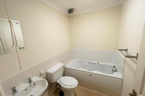 Roxan Bathroom 3.jpg