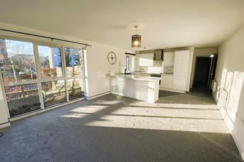 7 Simco Court lounge 2.jpeg