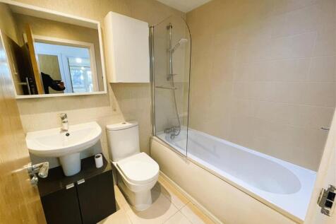 7 Simco Court bathroom.jpeg