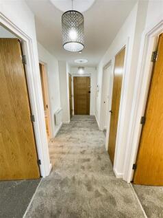 7 Simco Court entrance hall.jpeg