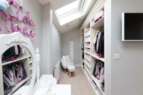 BEDROOM 4 DRESSING ROOM