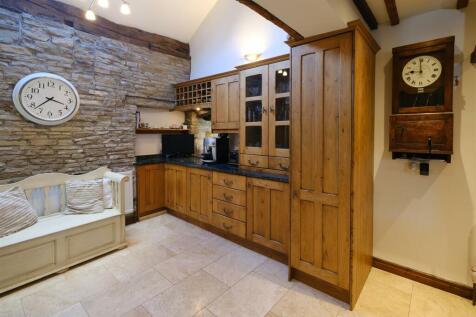 KITCHEN (REAR)