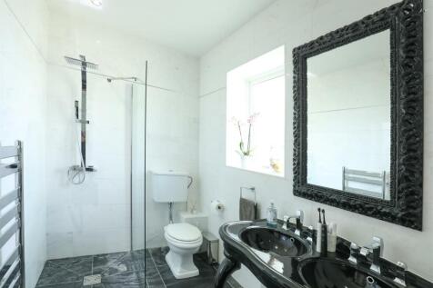 MASTER ENSUITE