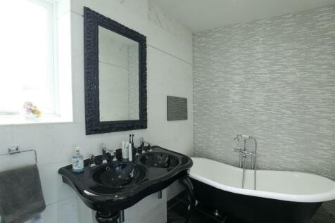 MASTER ENSUITE