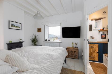 FRONT BEDROOM
