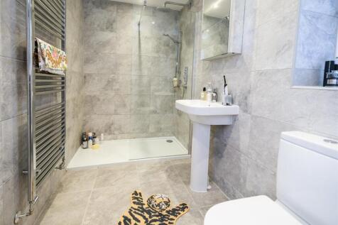 MASTER ENSUITE
