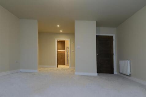 MASTER BEDROOM/DRESSING ROOM