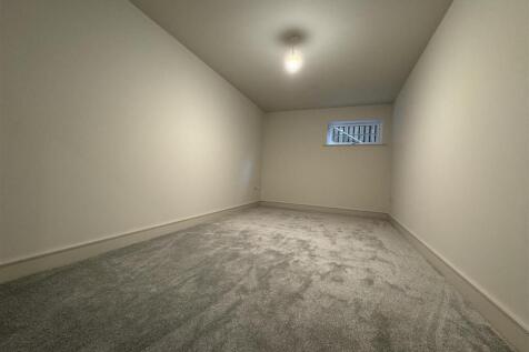 SNUG/FAMILY ROOM/CINEMA ROOM
