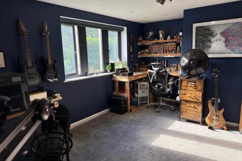 STUDY/FAMILY ROOM/BED 5