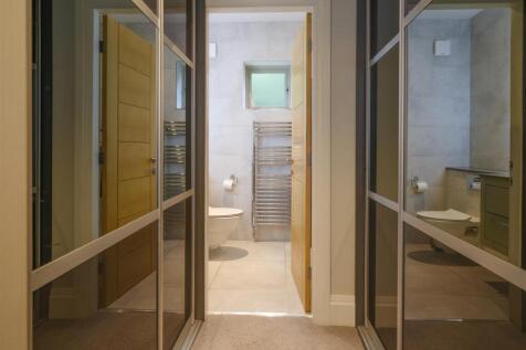 MASTER DRESSING ROOM