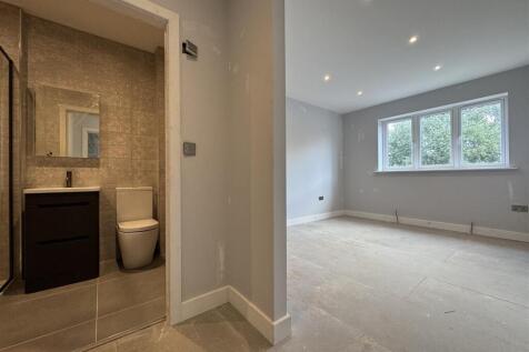 MASTER BEDROOM/ENSUITE