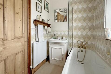 Bathroom 2.jpg